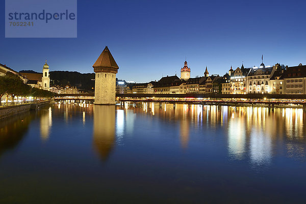 Wasser Europa Brücke Fluss Spiegelung Beleuchtung Licht Kapelle Luzern Schweiz