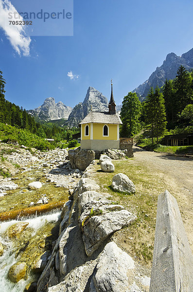 Eine Kapelle in Hinterbärenbad vor Totenkirchl und Kleine Halt  Kaisertal  Naturschutzgebiet Kaisergebirge  Tirol  Österreich  Europa