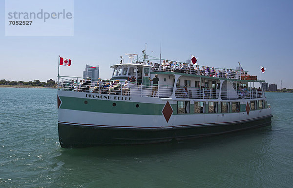 'Das Schiff ''Diamond Belle'' befördert Touristen auf dem Detroit River  der Fluss ist die internationale Grenze zwischen den USA und Kanada  Detroit  Michigan  USA'