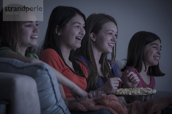 Freundschaft  sehen  Film  essen  essend  isst  Popcorn