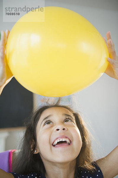 gelb  Luftballon  Ballon  halten  mischen  Mädchen  Mixed