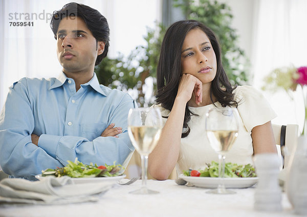 Zusammenhalt  am Tisch essen  Traurigkeit  mischen  Mixed