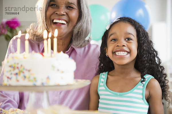 Enkeltochter  Großmutter  Geburtstag  Kuchen  amerikanisch