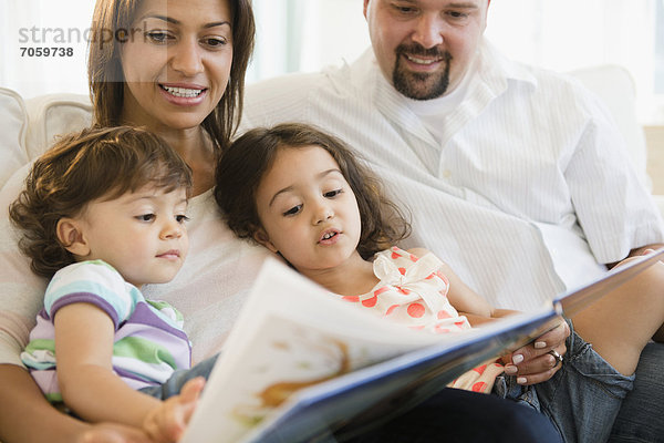 Familie lesen Buch zusammen