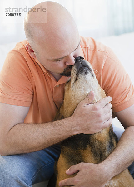 Mann umarmen küssen Hund
