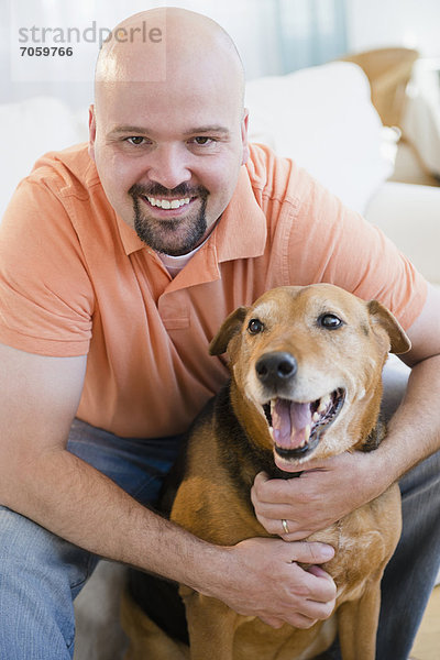 Mann umarmen lächeln Hund