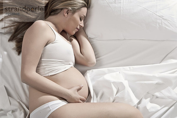 Frau Bett schlafen Schwangerschaft