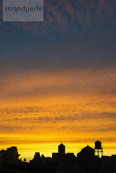 Skyline bei Sonnenuntergang