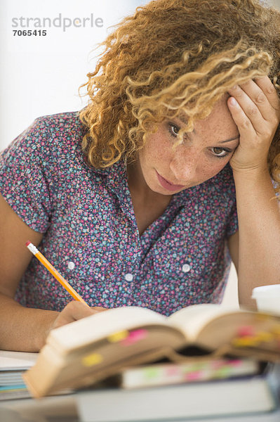 Junge Frau Studium in Bibliothek