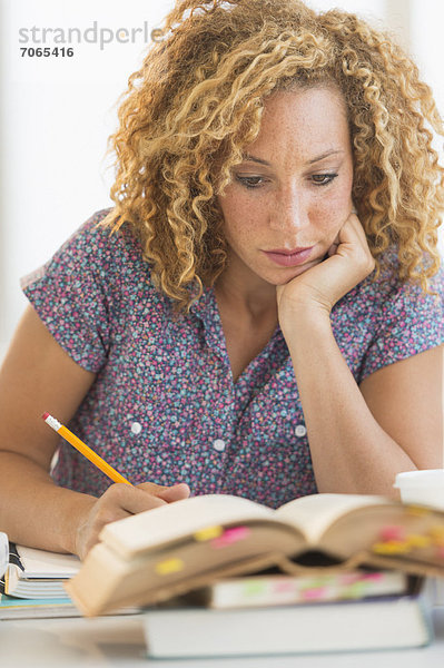 Junge Frau Studium in Bibliothek