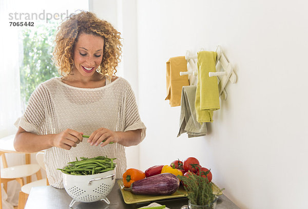 Junge Frau Essen in Küche zubereiten