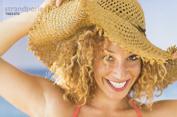 Portrait  Frau  lächeln  Hut  jung  Sonne