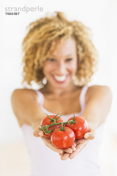 Portrait  Frau  halten  Tomate  jung