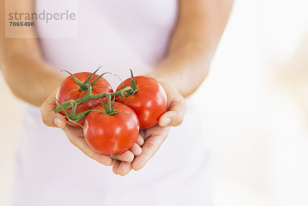 Portrait  Frau  halten  Tomate  jung