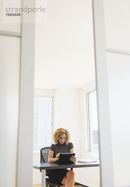 Geschäftsfrau arbeitet am Schreibtisch im Büro