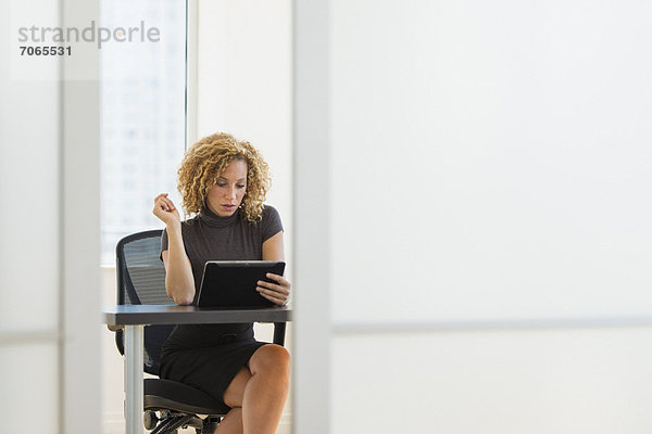 Geschäftsfrau arbeitet am Schreibtisch im Büro