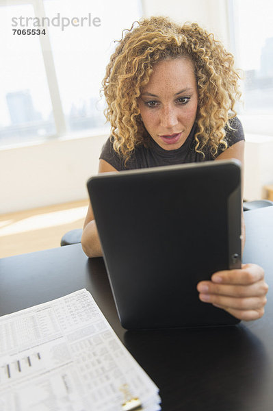 benutzen  Geschäftsfrau  Büro  Tablet PC