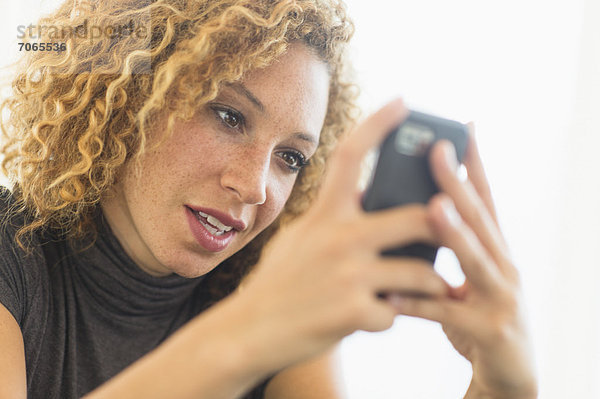 Geschäftsfrau mit Smartphone