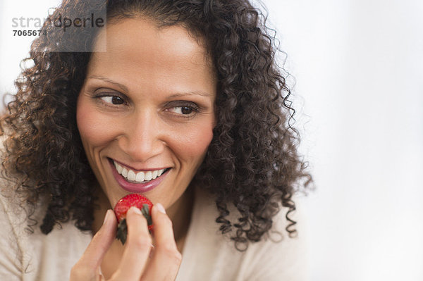 Portrait einer Frau eating Erdbeeren