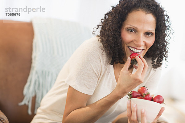 Portrait einer Frau eating Erdbeeren