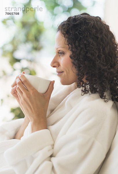 Frau entspannend mit Kaffee