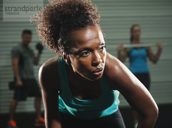 Fitness-Studio  Portrait  Frau  Mensch  Menschen  üben  Hintergrund  Mittelpunkt  Erwachsener