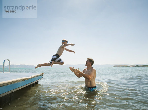 Junge - Person  Menschlicher Vater  fangen  See  springen  5-6 Jahre  5 bis 6 Jahre