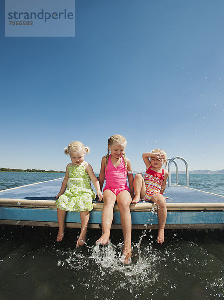 sitzend  Wasser  Ecke  Ecken  planschen  5-6 Jahre  5 bis 6 Jahre  Floß