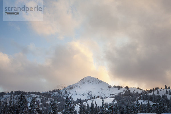 Berg  bedecken  Abend  Himmel  spät  Berggipfel  Gipfel  Spitze  Spitzen  Schnee