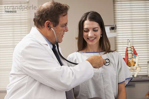 Patientin  Prüfung  Arzt  Stethoskop  herzförmig  Herz
