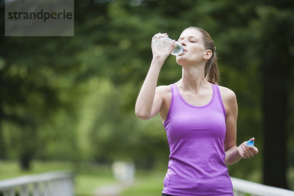 Wasser  Frau  gehen  über  Brücke  joggen  jung  trinken  Flasche