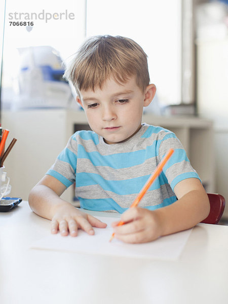 Bleistift  Junge - Person  Zeichnung  Tisch