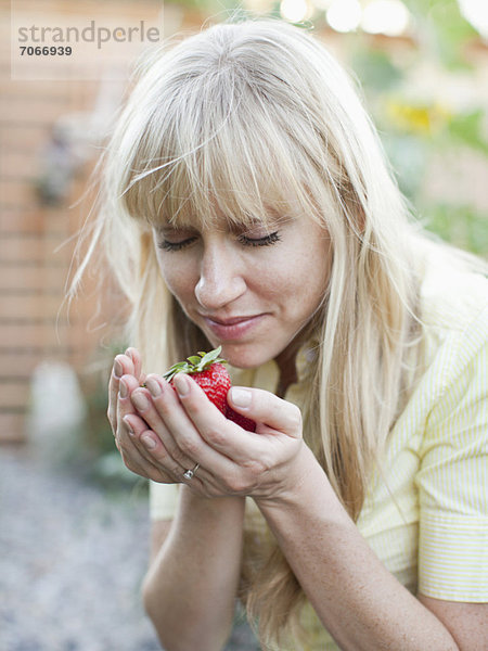 Frau mit Erdbeeren