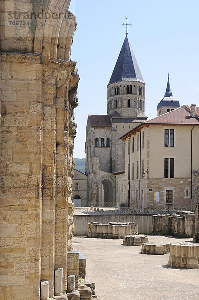 Glockenturm und die Ruinen der alten Abtei von Cluny  Cluny  SaÙne-et-Loire  Burgund  Frankreich  Europa