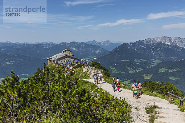 Aussicht vom Kreuzgipfel auf das Kehlsteinhaus und auf die Alpen  Berchtesgadener Land  Bayern  Deutschland  Europa
