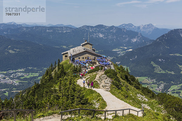 Aussicht vom Kreuzgipfel auf das Kehlsteinhaus und auf die Alpen  Berchtesgadener Land  Bayern  Deutschland  Europa