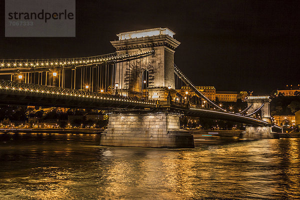 Kettenbrücke  Donau  hinten die Burg auf Buda-Seite  Budapest  Ungarn  Europa