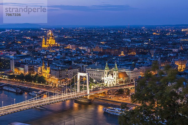 Aussicht von der Zitadelle auf die Stadt  Stadteil Pest  Elisabethbrücke  Blaue Stunde  Budapest  Ungarn  Europa