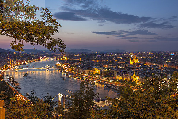 Aussicht von der Zitadelle auf die Donau mit dem Parlament  Stadtteil Pest  vorne die Elisabethbrücke  Mitte die Kettenbrücke  hinten die Margarethenbrücke  Budapest  Ungarn  Europa