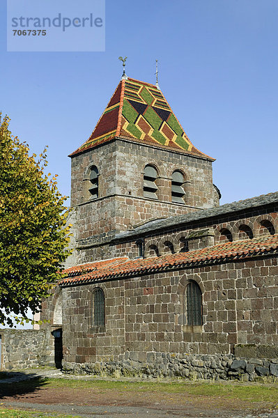 Buntes Dach der Kirche von Saint Jean Lachalm  Deves  Haute Loire  Auvergne  Frankreich  Europa