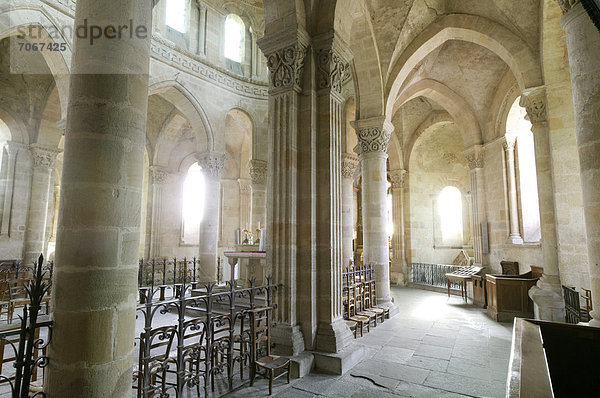 Innenansicht  romanische Kirche von Saint-Menoux  Bourbonnais  Allier  Auvergne  Frankreich  Europa