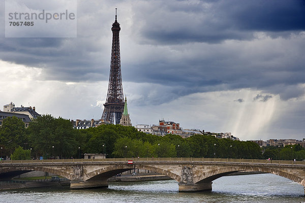Eiffelturm während eines Sommergewitters  Paris  Frankreich  Europa