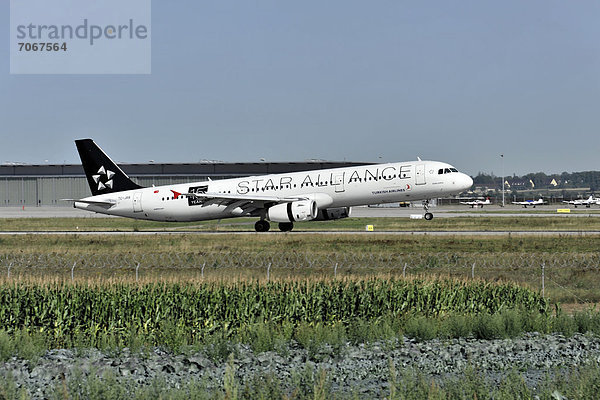 TC-JRB Airbus A321 TURKISH AIRLINES bei der Landung  Flughafen Stuttgart  Stuttgart  Baden-Württemberg  Deutschland  Europa