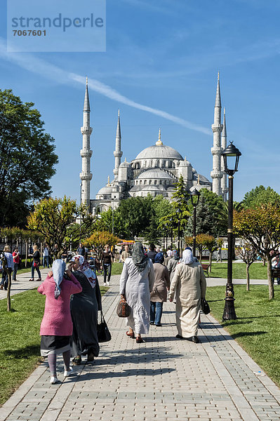 Menschen zu Fuß in Richtung Sultan-Ahmed-Moschee oder Blaue Moschee  Istanbul  Türkei