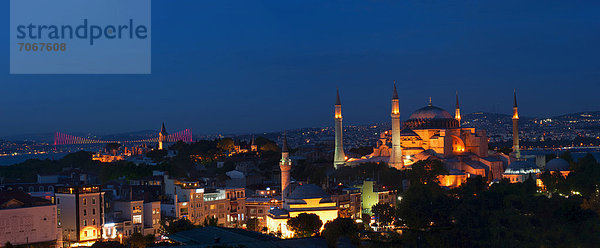 Panorama über das Hagia Sophia Museum mit Bosphorus-Brücke bei Nacht  Istanbul  Türkei