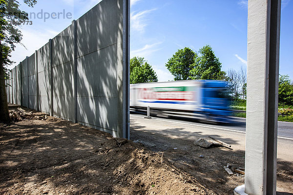 Bau von Lärmschutzwänden an der Autobahn A52  im Bereich der Stadtteile Essen-Bredeney - Haarzopf  Essen  Nordrhein-Westfalen  Deutschland  Europa