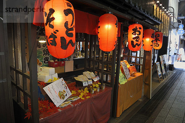 Teeladen mit Beleuchtung roter Papierlaternen  Nishi Markt  Kyoto  Japan  Ostasien  Asien