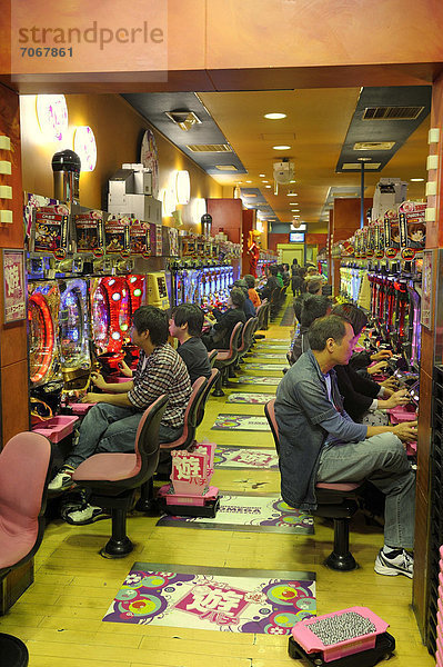 Pachinko  Glücksspiel  turnhallengroße Spielhallen mit Spielautomaten  populärstes Glücksspiel in Japan  Kyoto  Ostasien  Asien