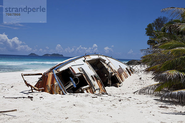 Schiffswrack am Strand  Insel Marianne  Seychellen  Afrika  Indischer Ozean
