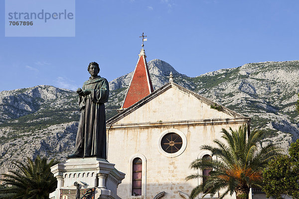 Denkmal von Andrija Kacic-Miosic von Bildhauer Ivan Rendic  vor der Kirche Sv. Marko  Makarska  Makarska Riviera  Dalmatien  Kroatien  Europa